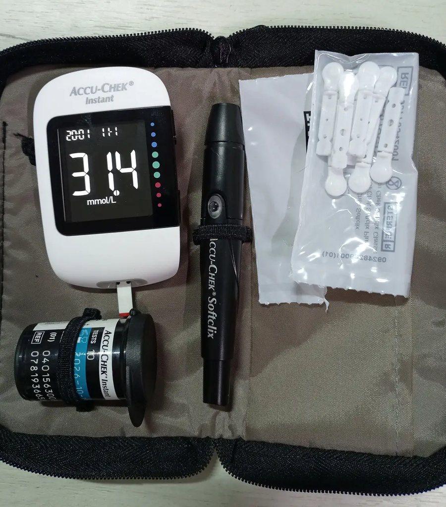 Глюкометр Accu-Chek Instant з результатом вимірювання на екрані