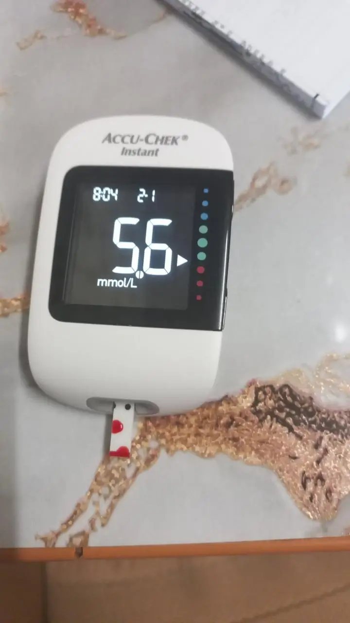 Компактний футляр Accu-Chek Instant з ланцетами та тест-смужками